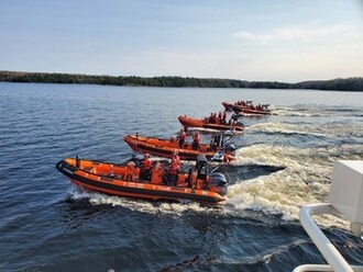 Les membres d'équipage d'une station d’embarcations de sauvetage côtier à Parry Sound (Ontario) en mai 2023. (Groupe CNW/Garde côtière canadienne)