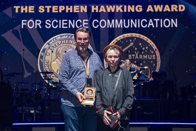 Laurie Anderson with the Stephen Hawking Medal Innovative artist and composer Laurie Anderson is holding the Stephen Hawking Medal for Science Communication. Known for her experimental performances and multimedia projects, Anderson has successfully bridged the gap between art and technology, engaging audiences with complex scientific concepts through her unique and captivating style.