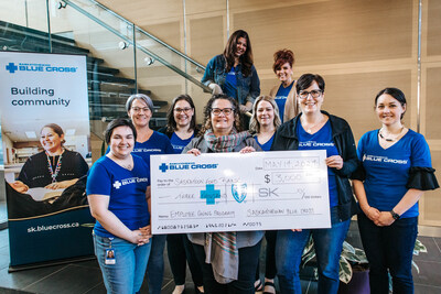 Saskatchewan Blue Cross employees pictured with Laurie O'Conner from the Saskatoon Food Bank & Learning Centre. (CNW Group/Saskatchewan Blue Cross)