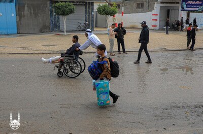 Young boy in Gaza fleeing from Rafah (CNW Group/Islamic Relief Canada)