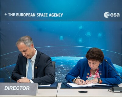 NASA’s Associate Administrator for the Science Mission Directorate Nicky Fox and ESA’s Director of Human and Robotic Exploration Daniel Neuenschwander sign an agreement on the Rosalind Franklin mission at ESA’s headquarters in Paris, France on May 16, 2024. Credits: ESA/Damien Dos Santos