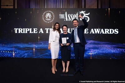Violas Xiao, Local CEO of Singapore, XTransfer (Middle), received the award at the ceremony with representatives of Deutsche Bank.