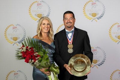 Winner of the IFMA 2024 Gold Plate Award, Chris Tomasso, President & CEO of First Watch Restaurant Group, with his wife, Melissa Tomasso.