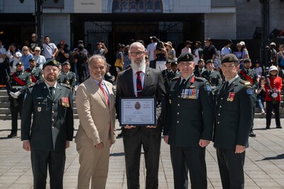 La Ville de Montral reoit un certificat de reconnaissance des Forces armes canadiennes pour son soutien aux employs rservistes (Groupe CNW/Ville de Montral - Cabinet de la mairesse et du comit excutif)