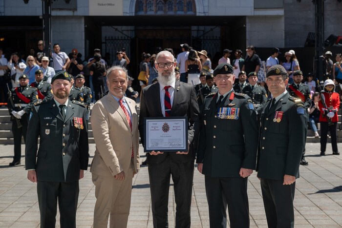 La Ville de Montréal reçoit un certificat de reconnaissance des Forces armées canadiennes pour son soutien aux employés réservistes (Groupe CNW/Ville de Montréal - Cabinet de la mairesse et du comité exécutif)