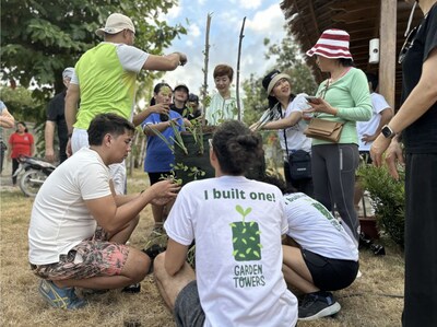 USANA Foundation volunteers building Garden Towers USANA Foundation volunteers building Garden Towers