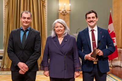 (from left to right) Dr. François Bédard, CTO, Innodal, Madam Governor General of Canada, Her Excellency, the Right Honorable Mary Simon and Mr. Laurent Dallaire, CEO, Innodal (CNW Group/Innodal)