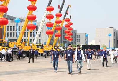 Más de 1.200 distribuidores de equipos de la construcción, compradores y contratistas procedentes de más de 60 naciones se reunieron en Xuzhou, China, para celebrar el 6.° Festival del Cliente de XCMG anual. (PRNewsfoto/XCMG Machinery)