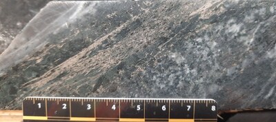 Photo 1 : O3HR-24-016 : 316,1 à 316,6 m. Détail d’un échantillon de carottage qui a livré une teneur de  5,3 g/t Au sur 0,5 m (Groupe CNW/O3 Mining Inc.)