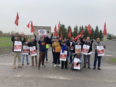 Best Theratronics workers on the picket line at Kanata facility. (CNW Group/Unifor)