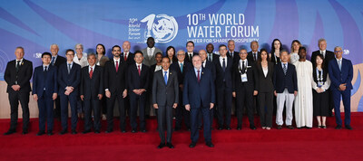 O presidente Joko Widodo (à frente, à esquerda) posou para uma foto com o presidente do Conselho Mundial da Água, Loïc Fauchon (frente, direita) e vários comitês do Conselho Mundial da Água para o 10º Fórum Mundial da Água 2024 em Nusa Dua, Bali, na segunda-feira, ( 20/05/2024 (PRNewsfoto/Secretariat of the 10th World Water Forum)