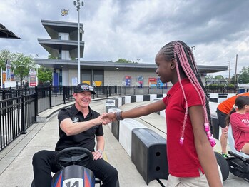 6-time IndyCar series champ thanks young girl who waved the checkered