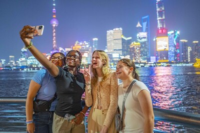 Students of a delegation from Muscatine High School visiting China pose for a picture in the Bund, Shanghai, April 23, 2024. (Photo by Wang Chu/People's Daily Online)