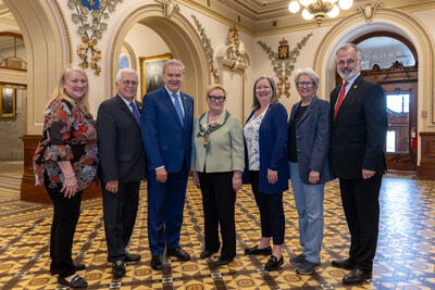 Apparaissent sur la photo de gauche à droite : Mme Lise Thériault, administratrice, M. Daniel Ratthé, trésorier, M. Normand Jutras, président, Mme France Dionne, présidente sortante, Mme Manon Blanchet, vice-présidente, Mme Agnès Maltais, administratrice et M. Guy Ouellette, secrétaire. (Groupe CNW/Assemblée nationale du Québec)