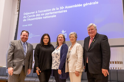 Apparaissent sur la photo de gauche à droite : M. Dave Turcotte, président du Comité sur les archives et objets de mémoire, Mme Caroline Simard, présidente du Comité des communications, Mme Manon Blanchet, présidente du Comité des biographies et du Comité sur la vie après la politique, Mme Marie Malavoy, présidente du Comité des femmes et M. Raymond Bernier, président du Comité des activités. Absent sur la photo : M. Christian Lévesque, président du Comité sur le parlementarisme et la démocratie. (Groupe CNW/Assemblée nationale du Québec)