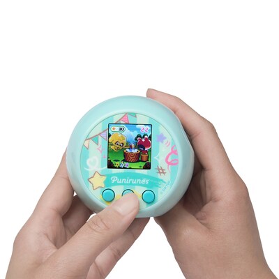 On the outside of the toy, a full color, backlit LCD screen displays the adorable Punirune pet with 55 characters plus rare characters to collect in each pod. (CNW Group/Spin Master Corp.)