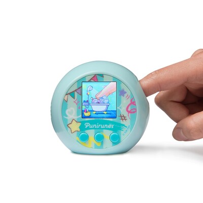 Enter its world by placing your finger inside the mysterious hole, interact with a tactile squishy dome and watch as the character on screen reacts. (CNW Group/Spin Master Corp.)