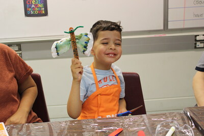Young ROM visitor participating in BASF Kids’ Lab ‘The Rainbow Connection’ (CNW Group/BASF Canada)