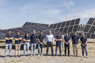 A equipe da TrinaTracker do lado de fora da fábrica em Viana. (Foto TrinaTracker)