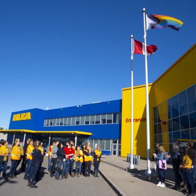 Depuis?2018, IKEA souligne le 17?mai comme la Journe internationale contre l'homophobie, la transphobie et la biphobie (IDAHOT) en hissant le drapeau du progrs de la Fiert dans ses tablissements du Canada et en lanant les clbrations de la Fiert chez IKEA?Canada. (Groupe CNW/IKEA Canada Limited Partnership)