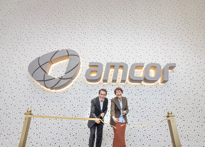 Michael Zacka, President Amcor Flexibles EMEA (left) and Noemi Bertolino, Vice President R&D (right) cut the ribbon on the new Amcor Innovation Center Europe.