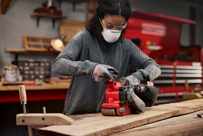 Power through challenging materials fast with the V20* BRUSHLESS RPtm Belt Sander that features a powerful brushless motor and a 3-position auxiliary handle.