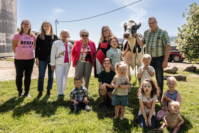 (Left to right) DFRFR’s Karen Barkey, Hydro One’s Lisa Pearson, DFRFR founders Barbara Weese and Corinne Croxall, DFRFR’s Heather Doner, and Glenn Barkey. (CNW Group/Hydro One Inc.)