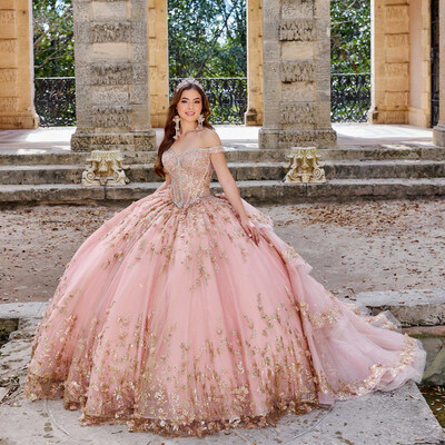 Brillante vestido de quinceañera de hombros descubiertos con escote corazón y falda de encaje 3D en color oro rosa.