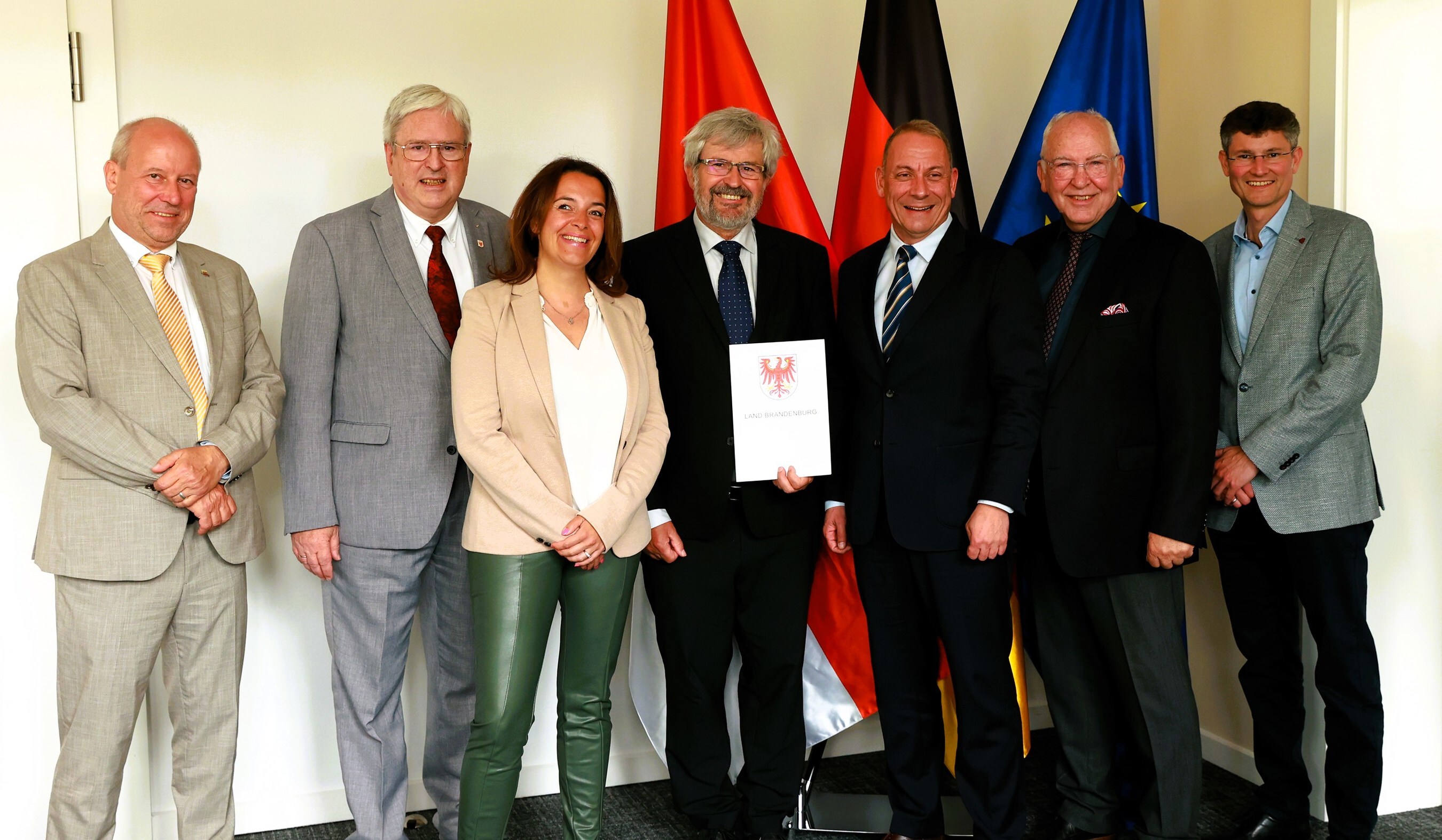 Brandenburg Officials and members of the Rock Tech team during the permit handover. Credits: Volker Tanner, Staatskanzlei (CNW Group/Rock Tech Lithium Inc.)