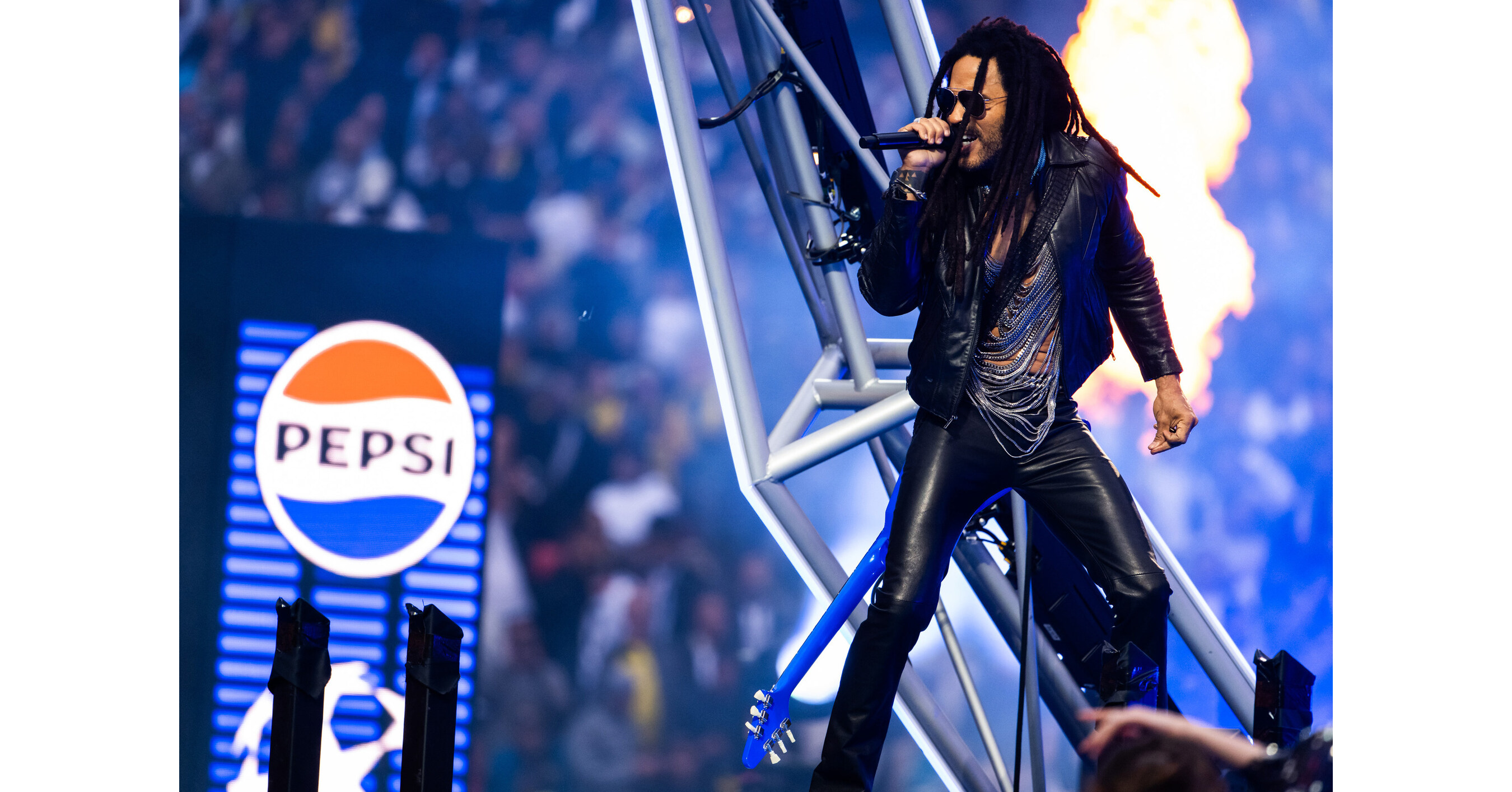 LENNY KRAVITZ AGITA O SHOW DE ABERTURA DA FINAL DA UEFA CHAMPIONS LEAGUE  PATROCINADO POR PEPSI®, image size:2700x1414