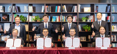 Da esquerda para a direita, na primeira fila, estão Charles Liang, Presidente e Diretor Executivo da Supermicro; Robert Wu, Presidente e Diretor Executivo da SHARP; Makoto Takahashi, Presidente da KDDI; e Norihiko Ishihara, Presidente da Datasection. (PRNewsfoto/Super Micro Computer, Inc.)