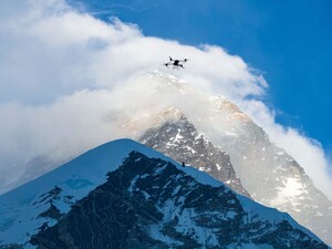 DJI termine les premiers essais de livraison de drones au monde sur le mont Everest