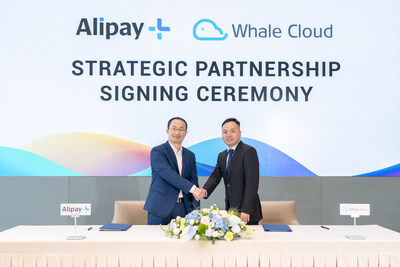 Yishi Chen (à direita), vice-presidente executivo da Whale Cloud International e Zhixian Li (à esquerda), diretor sênior da Alipay+ Wallet Tech na Ant International, durante a cerimônia de assinatura