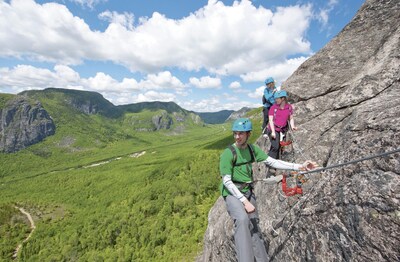 La Via Ferrata au parc national des Grands-Jardins permet une vue exceptionnelle sur la vallée du Gros-Bras. (Groupe CNW/Société des établissements de plein air du Québec) La Via Ferrata au parc national des Grands-Jardins permet une vue exceptionnelle sur la vallée du Gros-Bras. (Groupe CNW/Société des établissements de plein air du Québec)