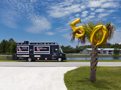 Premier Food Trucks Camión de comida número 50 construido para el cliente leal Cousins ​​Maine Lobster