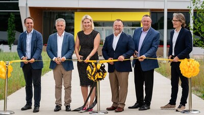 (L-R) Florian Funck, CFO; Laurent Claisse, Head of Operations of the Lab Products & Services Division; Alexandra Gatzemeyer, Head of the Lab Products & Services Division; Peter Mertens, Project Lead; Maurice Phelan, President of Sartorius North America; Joachim Kreuzburg, CEO. Photo credit: (c) Melanie Reyes