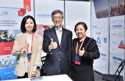Mr. Huang Jingsheng (middle) took a group photo at Yiren Digital’s exhibition booth at the GenAI Summit San Francisco 2024.