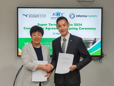 Meng Qingfen, Director General, ICSCC, CAAC [left] and Charlie Che, GM, Greater China, AWN [right]