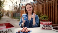 Les Timbits aux cerises sont de retour dans les restaurants Tim Hortons du Québec pour une durée limitée, juste à temps pour célébrer la Saint-Jean-Baptiste! (Groupe CNW/Tim Hortons)