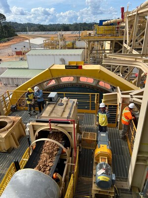 Ore Feed to SAG Mill (CNW Group/G Mining Ventures Corp)