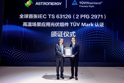 Jack Zhou (derecha), encargado de la gestión técnica de productos globales en Astronergy, recibió el certificado de la empresa IEC TS 63126 en SNEC el 13 de junio.