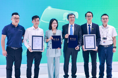 Haiyan Huang (en medio), vicepresidenta ejecutiva y directora científica de Astronergy, recibió el certificado de TÜV Rheinland en SNEC el 13 de junio.