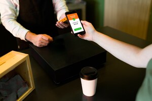 Tap To Pay: 46% dos brasileiros já experimentou efetuar pagamento a um vendedor que utilizou o celular como maquininha de pagamento