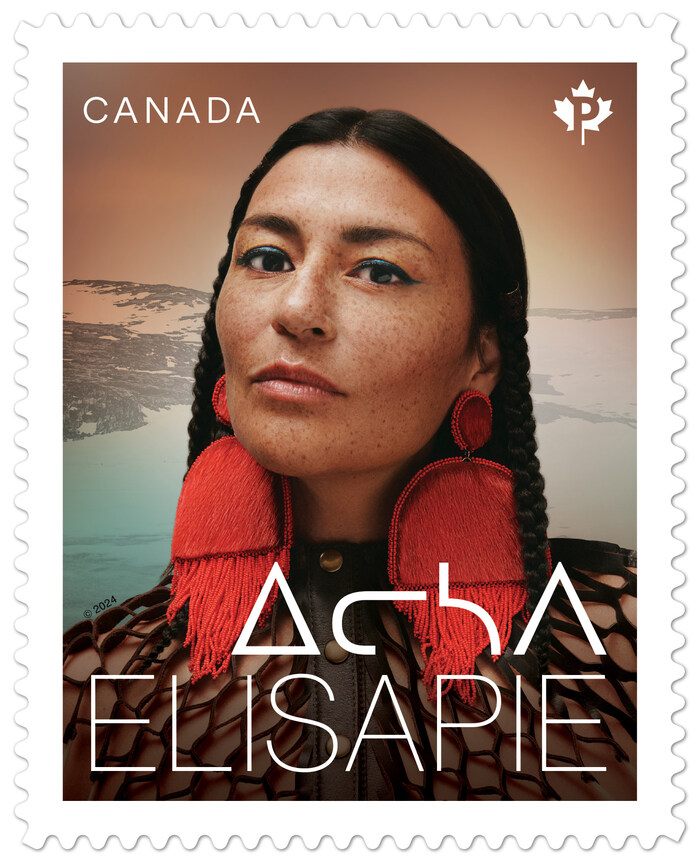 Un nouveau timbre rend hommage à Elisapie, autrice compositrice interprète, cinéaste et activiste inuk (Groupe CNW/Postes Canada)