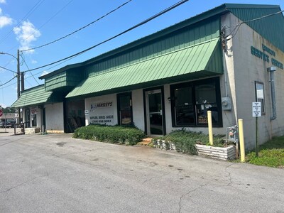 The building is located in close proximity to Downtown Jasper.