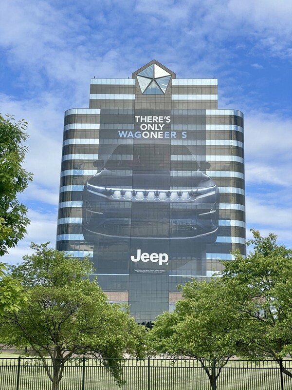 En la torre de la sede de Stellantis North America en Auburn Hills, Michigan, aparece una envoltura del nuevo Jeep® Wagoneer S Launch Edition 2024 totalmente eléctrico, que mide más de 15,000 pies cuadrados y 10 pisos.