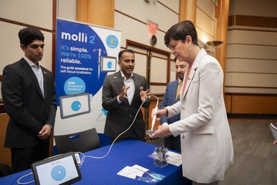 The Parliamentary Secretary to the Minister of Foreign Affairs, Pam Damoff demos MOLLI Surgical's image-guided therapy device at the 2024 INOVAIT Focus Fund Announcement at Sunnybrook in Toronto, Canada. (CNW Group/INOVAIT)