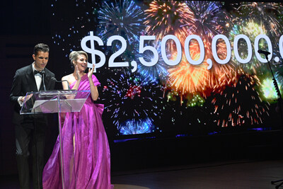 Gala Co-Chairs Christi Himmelheber and Jay McCauley announce the inaugural gala’s success in raising over $2.5M to help youth from underserved communities reach their full potential. (Photo courtesy of George Pimentel Photography) (CNW Group/TELUS Friendly Future Foundation)