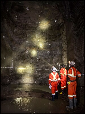 Global Atomic - Operating Team inspecting the ore face (CNW Group/Global Atomic Corporation)