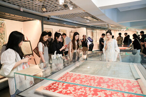 Chinesisches Nationales Seidenmuseum eröffnet Ausstellung "Lyon im 18. Jahrhundert" in Hangzhou